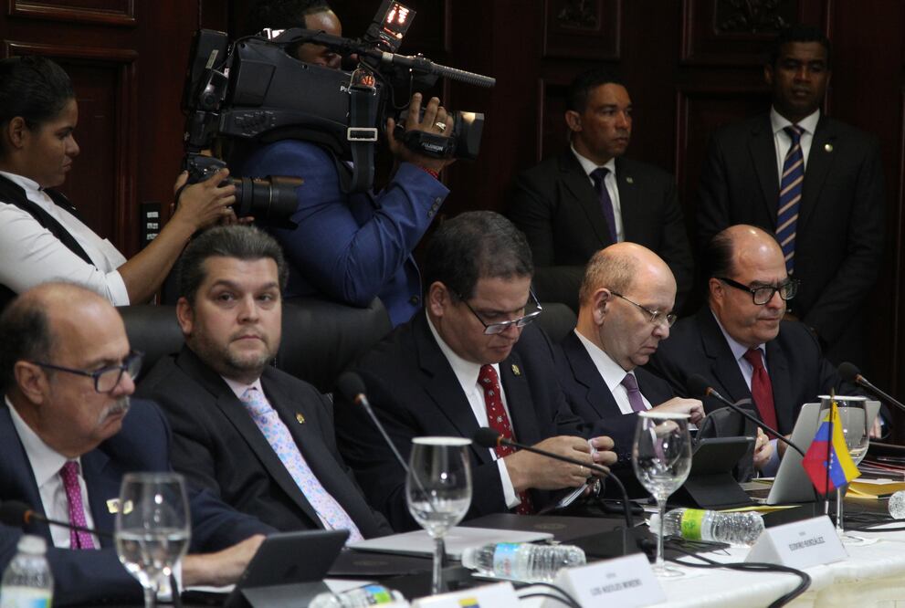 Julio Borges, presidente de la Asamblea Nacional venezolana y miembros de la oposición en una reunión en Santo Domingo, República Dominicana. (FOTO: REUTERS)