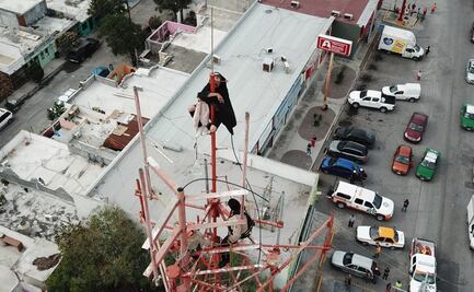 Hombre escala torre de telecomunicaciones de 50 metros en Apodaca, Nuevo León