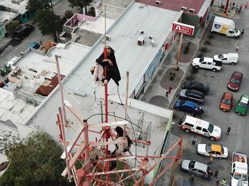 Hombre escala torre de telecomunicaciones de 50 metros en Apodaca, Nuevo León