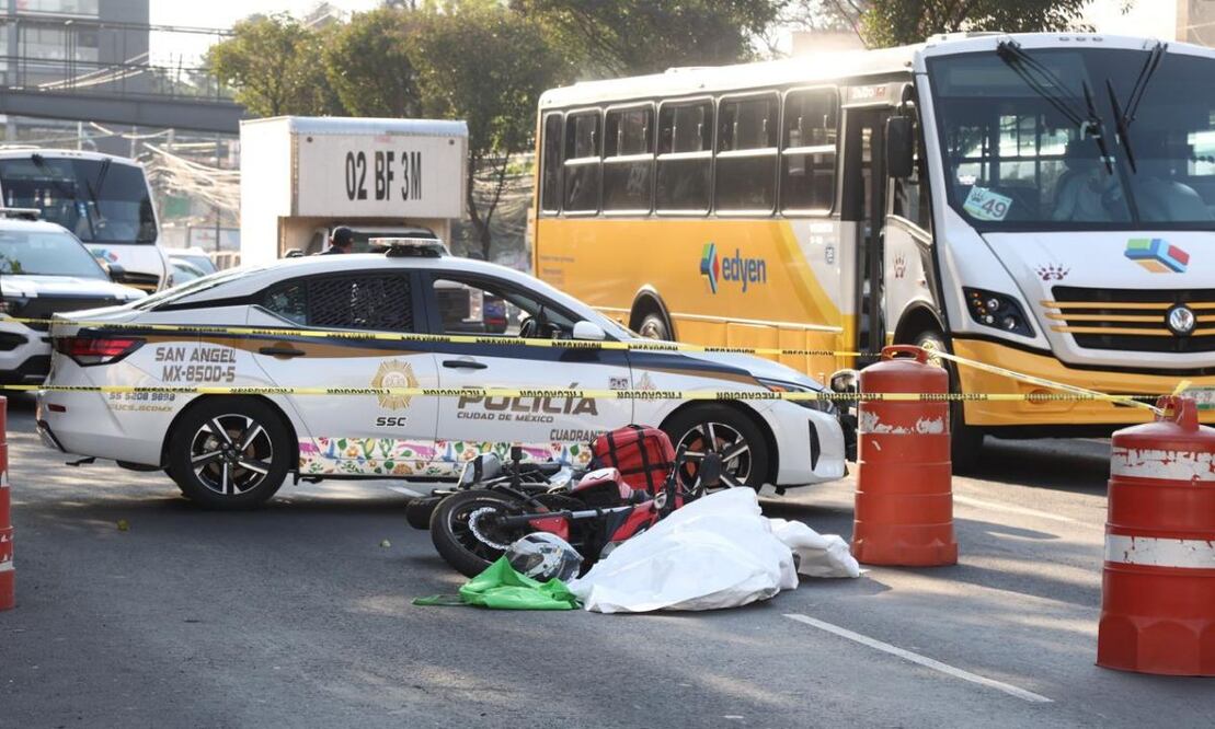 Un hombre que conducía una motocicleta murió, cuando circulaba en carriles centrales de la Av. Constituyentes frente a la unidad habitacional de la SEDENA. Foto: Valente Rosas/ EL UNIVERSAL
