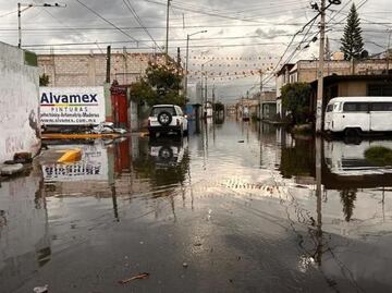 Fuertes lluvias causan severas inundaciones en colonias de Chalco