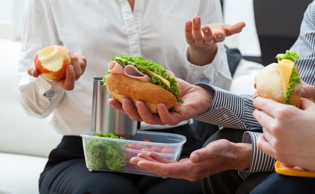 Foto: (IMEO) / La hamburguesa en la oficina es una opción, pero no debe ser el pan de cada día