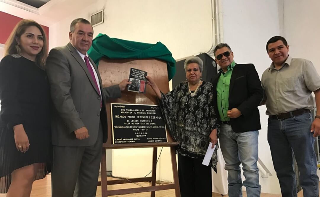 Su esposa Vicky Poery develó la placa que en tributo a Ricardo Poery realizaron trabajadores sindicalizados de Naucalpan. Foto: Rebeca Jiménez / EL UNIVERSAL