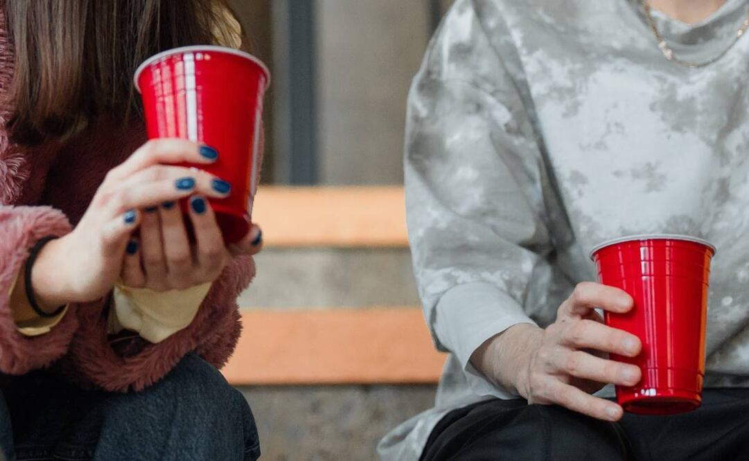 La solución no es dar de baja de las instituciones educativas a los estudiantes que presentan alcoholismo, ya que al ser expulsados aumenta su problema de consumo. Foto: Pexels