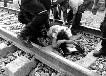 Tren arrolla a mamá y su bebé de 5 días de nacido