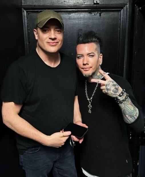 Tras ganar el Oscar, Brendan Fraser acude a un bar con su hijo y convive con los comensales