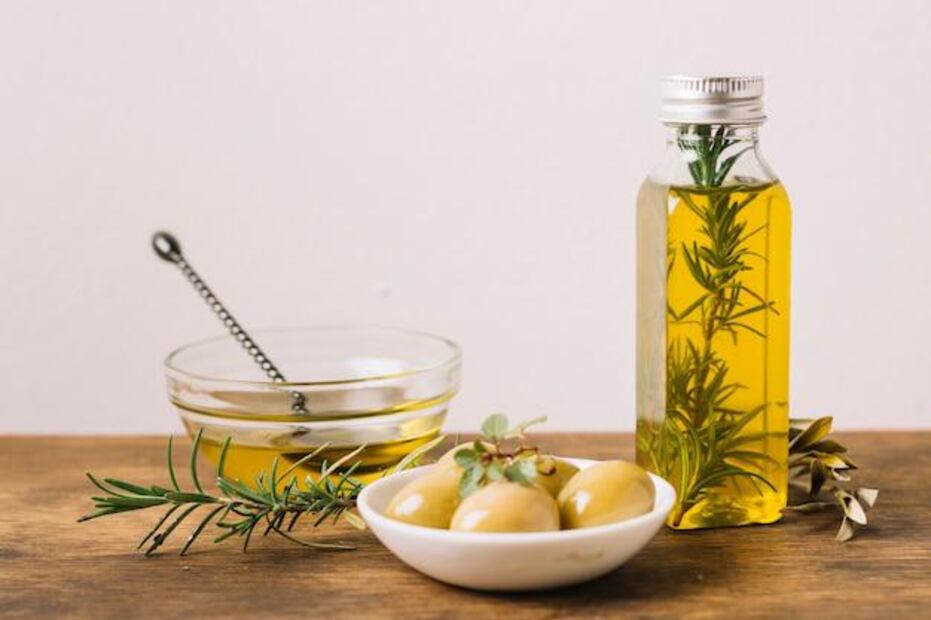 El aceite de oliva puede ser un excelente complemento en el cuidado de los perros. Fuente: Freepik.