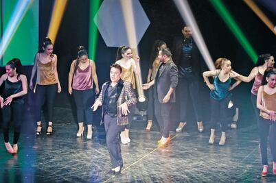 Celebran sus XV, bailando en escena