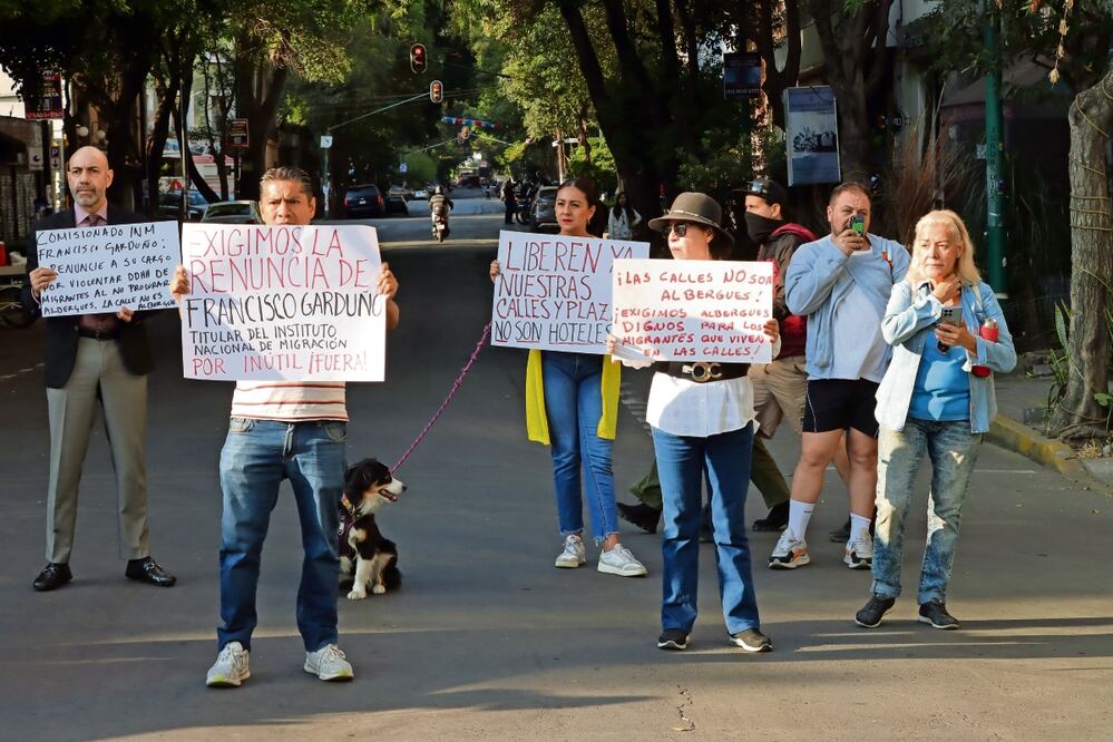 Los vecinos de la colonia Juárez bloquearon las calles Versalles y General Prim por unos minutos. Foto: Especial