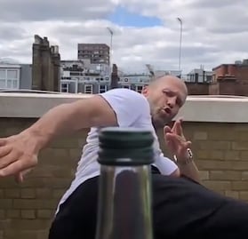 Bottle Cap Challenge: El nuevo reto viral en Internet para destapar una botella