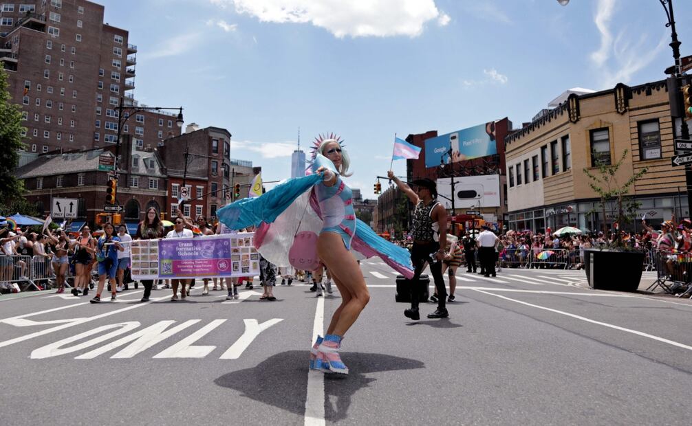 La gente asiste a la Marcha del Orgullo de Nueva York el 29 de junio de 2025. Foto: AFP