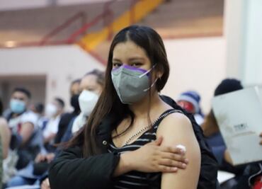 “Es un alivio, no sólo para mí sino para mi familia", dice la chaviza tras vacuna Covid en Ecatepec