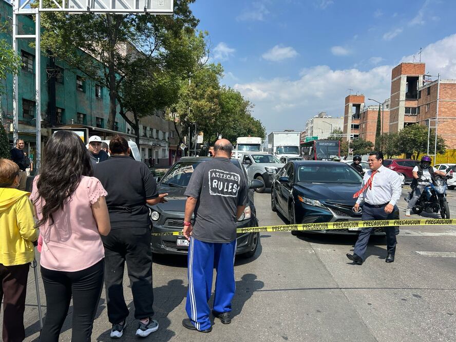 El bloqueo afecta a cientos de automovilistas y a usuarios de la Línea 3 del Metrobús. (Foto: especial)