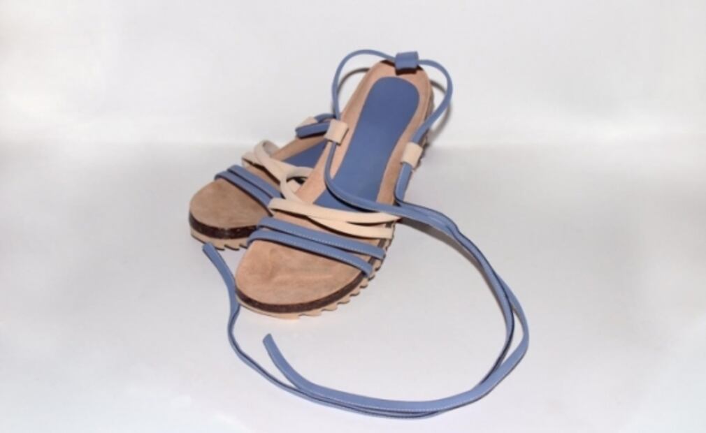 Mexican designs eco-friendly shoes made from sargassum seaweed and recycled plastic