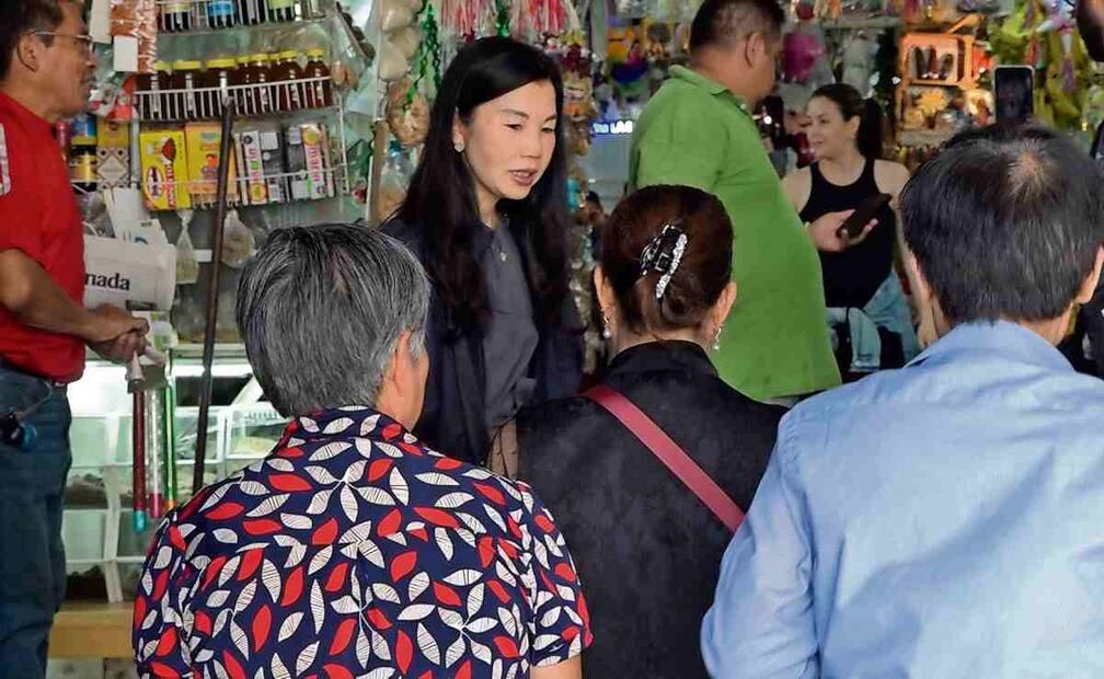 Los domingos llegan en grupos, tal parece que se ponen de acuerdo porque van las familias, comentó un locatario del mercado de San Juan. Foto: Alberto Torres / EL UNIVERSAL