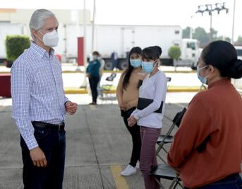 Alfredo Del Mazo entrega microcréditos a empresarias de Edomex