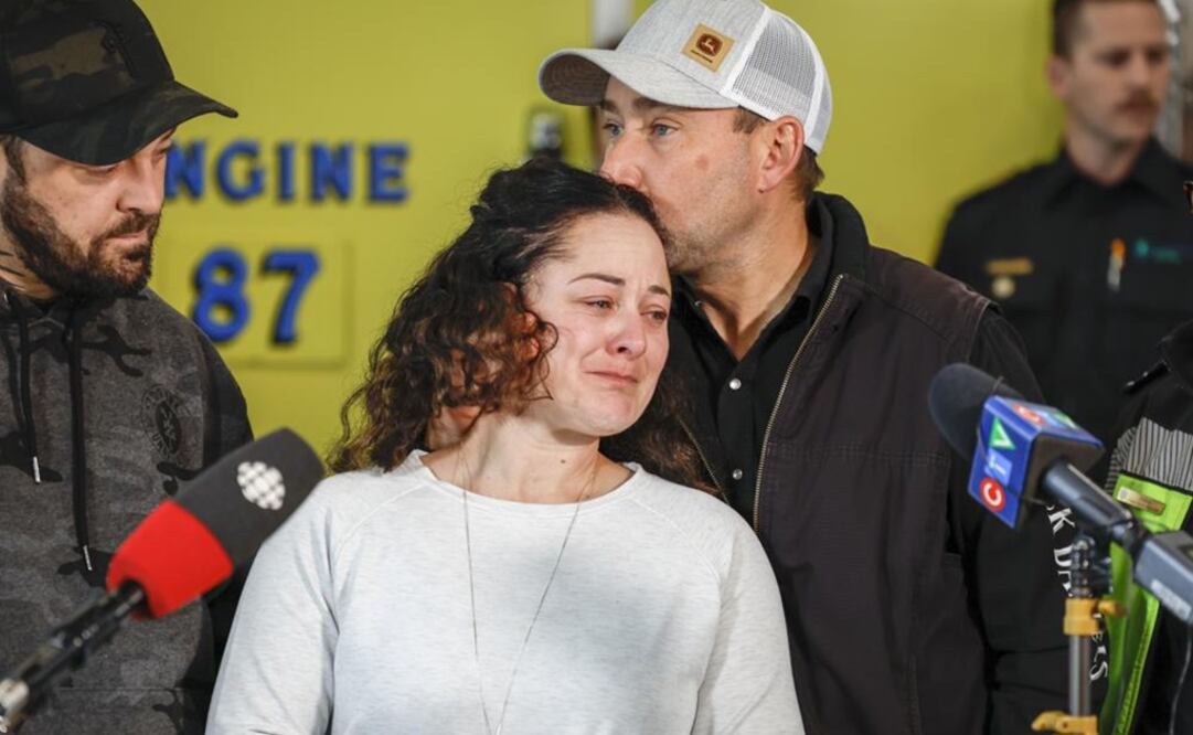 La paramédica Jayme Erickson, quien fue llamada para asistir en un accidente y no sabía que intentaba salvar a su propia hija, es consolada por su esposo Sean Erickson mientras habla con la prensa en Airdrie. Foto: AP 