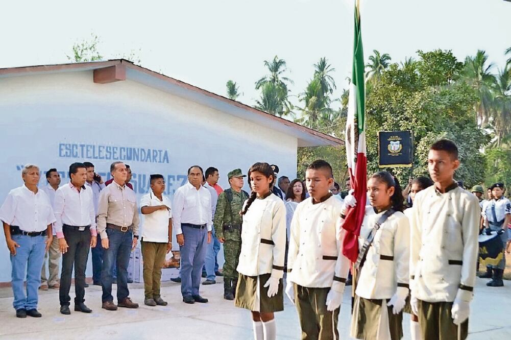 El gobernador Héctor Astudillo presidió la ceremonia de Honores a la Bandera en la telesecundaria Vicente Suárez