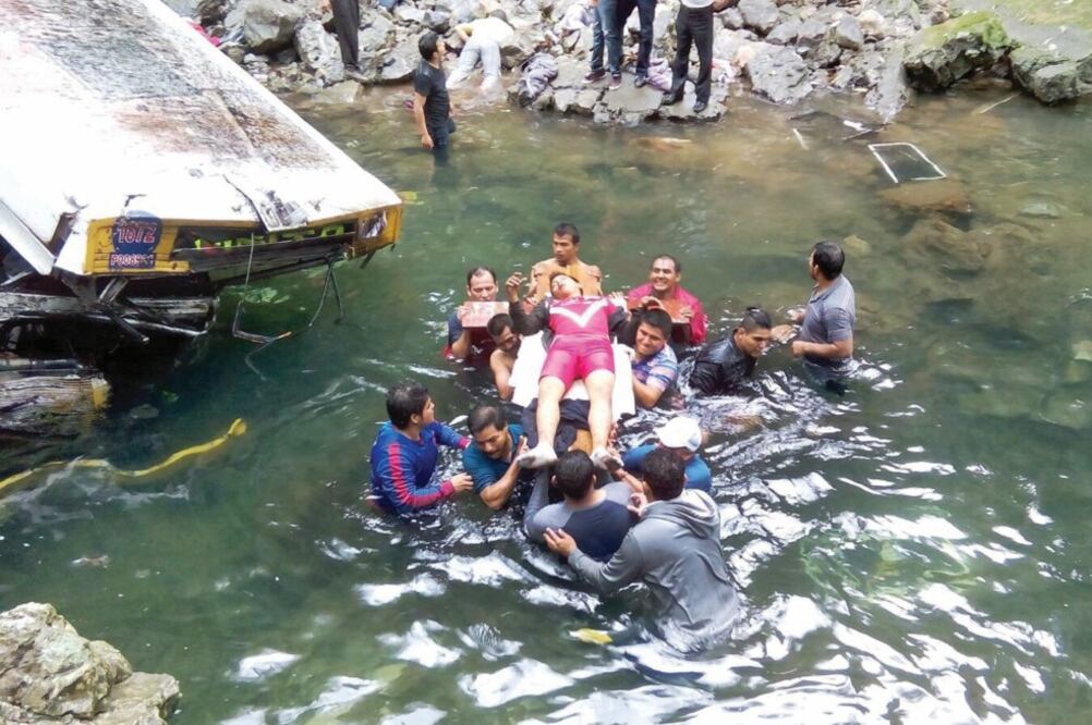 El vehículo cayó al fondo del río Atoyac desde una altura de 30 metros, luego de que el chofer condujera la unidad a exceso de velocidad, de acuerdo con testigos (FOTOS: PATRICIA MORALES. EL UNIVERSAL)
