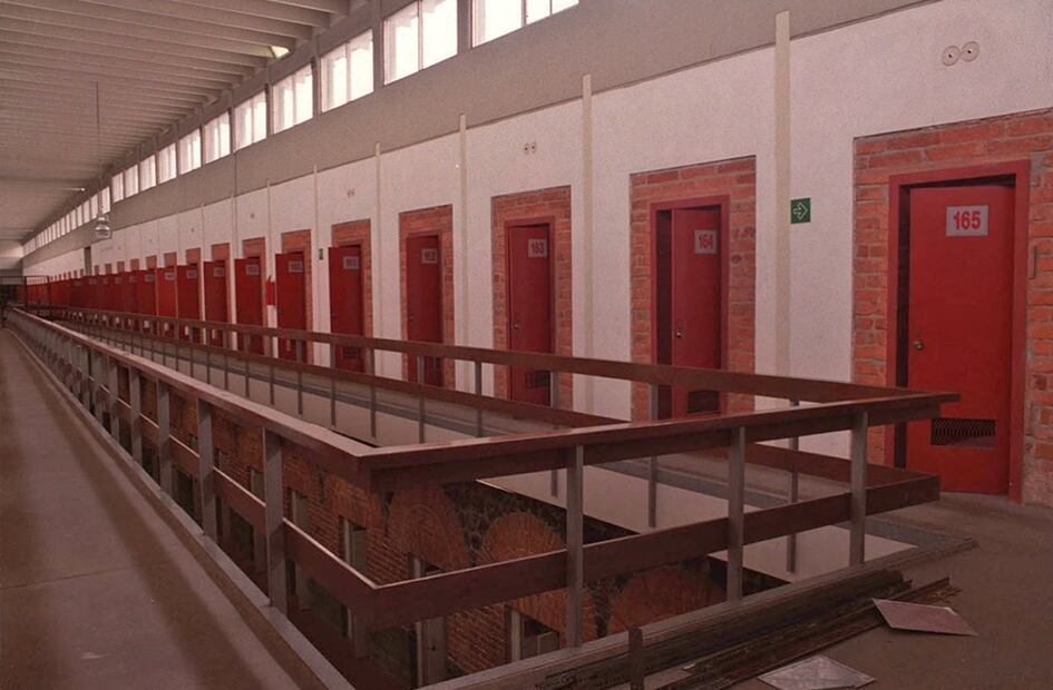 El interior del Palacio de Lecumberri ya transformado en el Archivo General de la Nación. Las celdas que alguna vez alojaron reos ahora eran cubículos. Imagen: El Universal