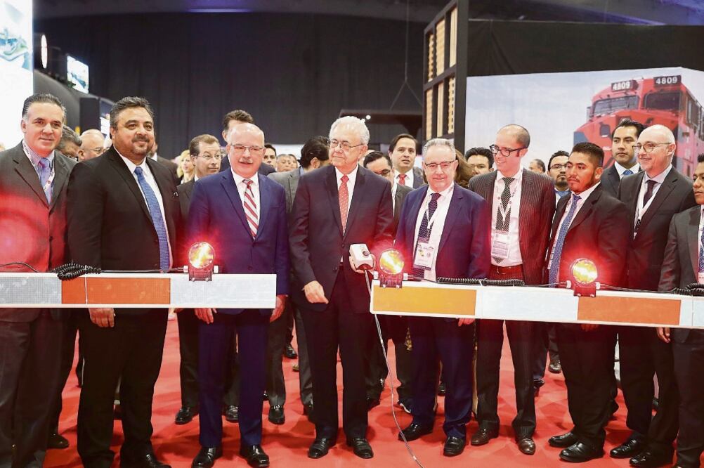 En la inauguración de Exporail 2019, Javier Jiménez Espriú (centro), titular de la Secretaría de Comunicaciones y Transportes, dijo que están averiguando por qué se ha elevado tanto el costo del tren México-Toluca. Foto:  Diego Simón. El Universal.