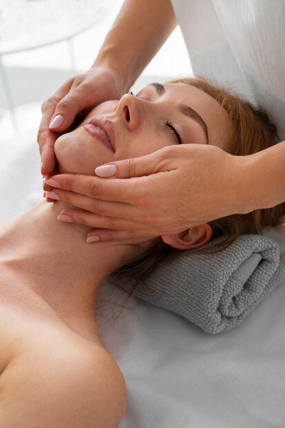 La reflexología facial posee múltiples beneficios. Fuente: Freepik.