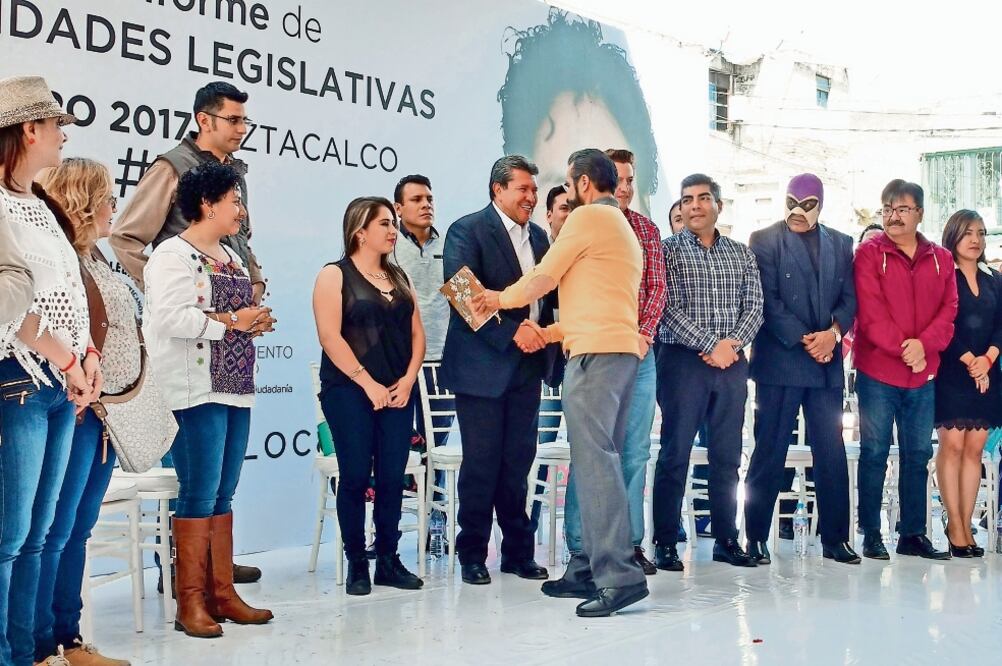 El perredista y el delegado morenista coincidieron en el primer informe de labores de la diputada del sol azteca, Beatriz Olivares, en Iztacalco (GERARDO SUÁREZ. EL UNIVERSAL)