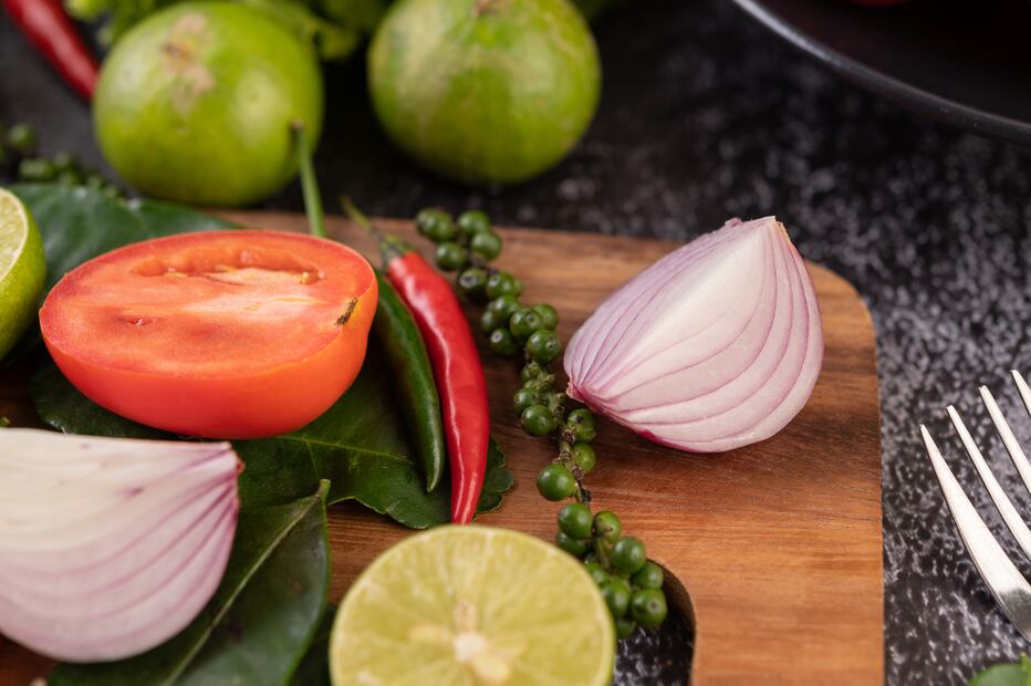 Ingredientes frescos como ajo, cebolla y chile cuaresmeño hacen de esta receta una tradición casera. Foto: Freepik