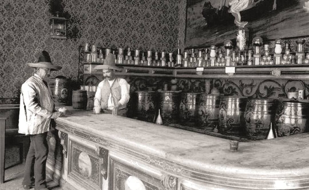 Una tarjeta postal titulada “Pulque Shop”. Las primeras dos décadas del siglo XX fueron parteaguas para la industria pulquera. CHARLES B. WAITE / ARCHIVO EL universal