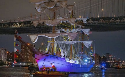 Suman 22 heridos, tres de gravedad, en choque del Buque Cuauhtémoc con el puente de Brooklyn; "ya reciben atención": Marina