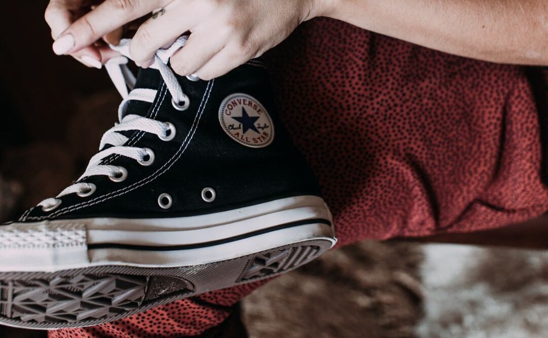 Luce tus tenis negros como nuevos después de lavarlos. Foto: Pexels