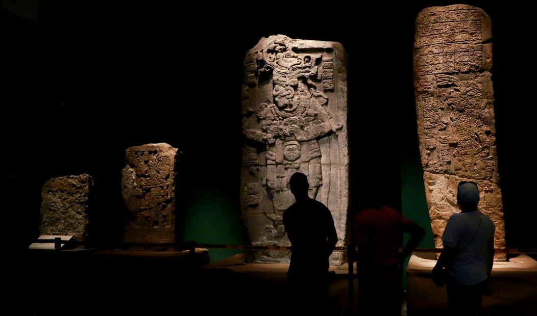 Visitantes observan una de las exposiciones que alberga el Museo Nacional de Antropología en la Ciudad de México, el 18 de mayo de 2025, el recinto exhibe la herencia cultural de México desde tiempos prehistóricos. Foto: Xinhua