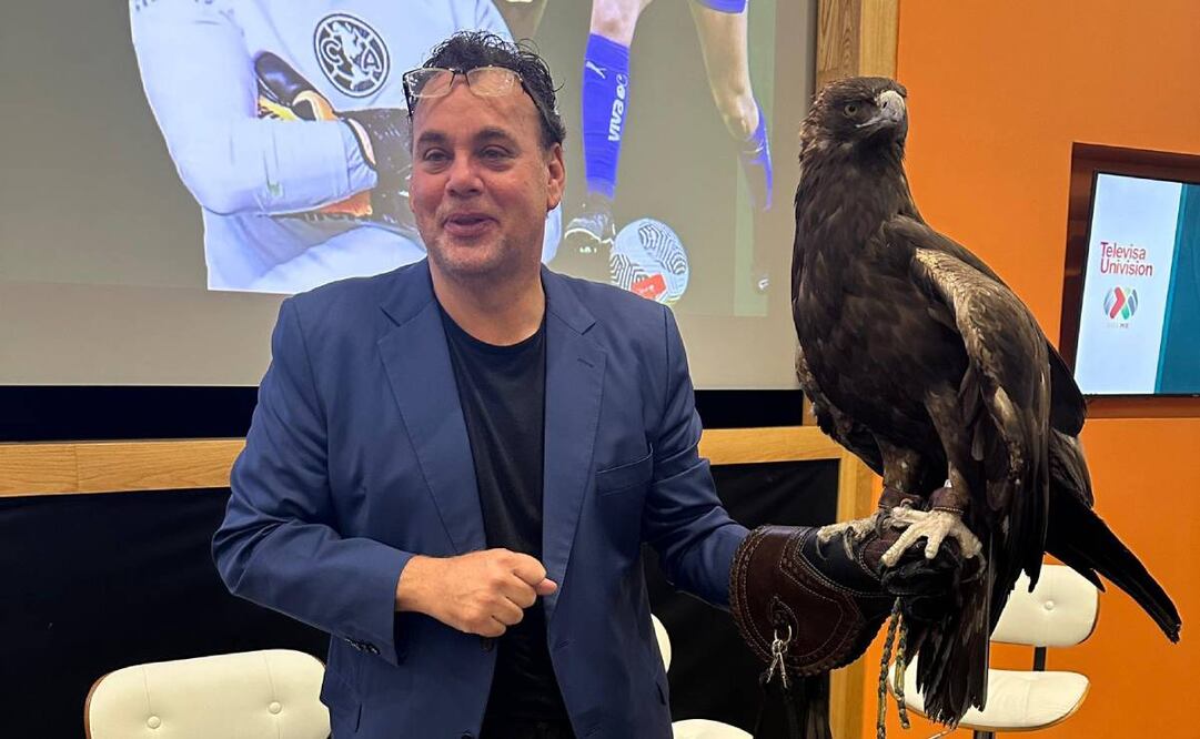 David Faitelson posa feliz con Celeste, la mascota del América. Foto: Especial