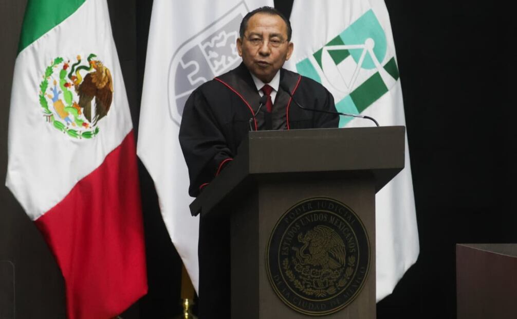 El saliente presidente del Tribunal superior de Justicia, el magistrado Rafael Guerra, aseguró que "servir a la justicia no es servir al poder, no es servir a la ley, no es servir al mercado, es servir a la prosperidad y felicidad humana".
Foto: Carlos Mejia/ El Universal.