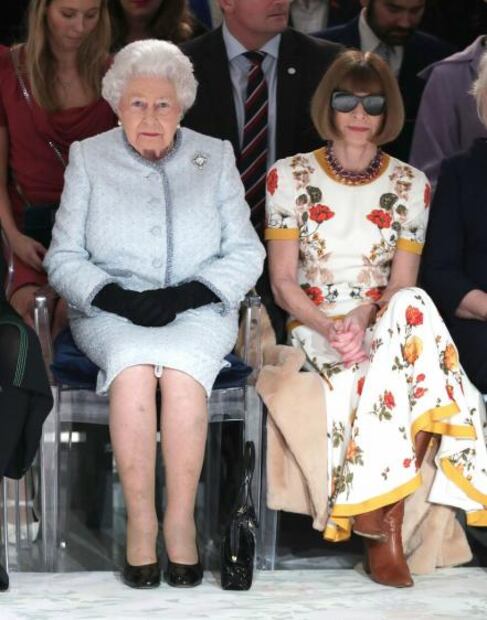 Esta es la regla que Anna Wintour rompió al estar con la Reina Isabel II