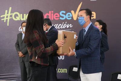 Entrega Escuela Normal de Aguascalientes computadoras y tabletas a estudiantes de licenciatura