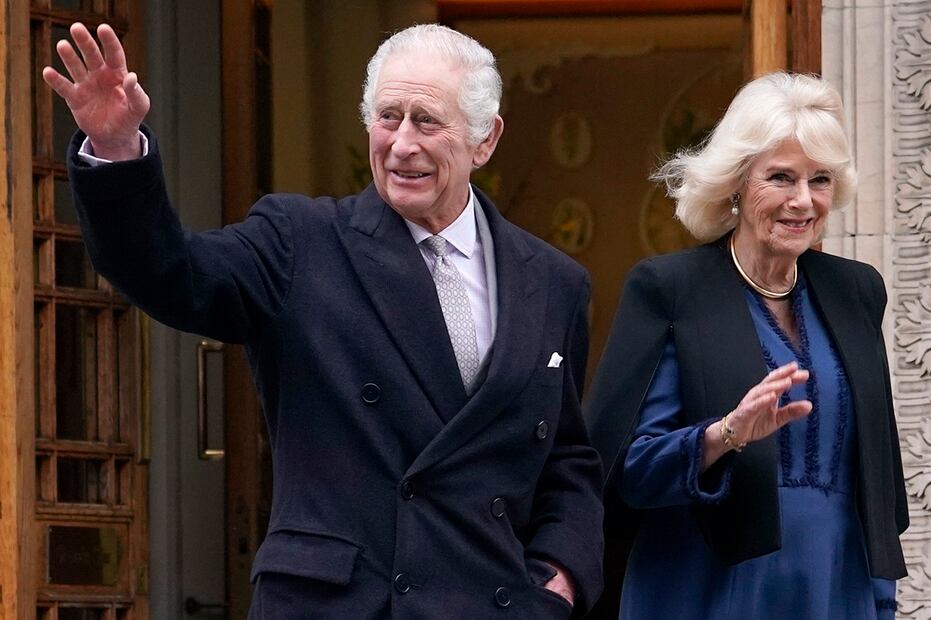 El rey Carlos III de Gran Bretaña y la reina Camila salen de la Clínica de Londres en el centro de Londres, el 29 de enero de 2024, después de que el monarca recibiera tratamiento por un agrandamiento de la próstata. Foto: AP