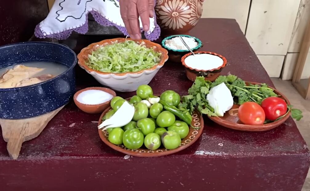 Estas enchiladas verdes van rellenas de pollo. Foto: Captura de pantalla / YouTube