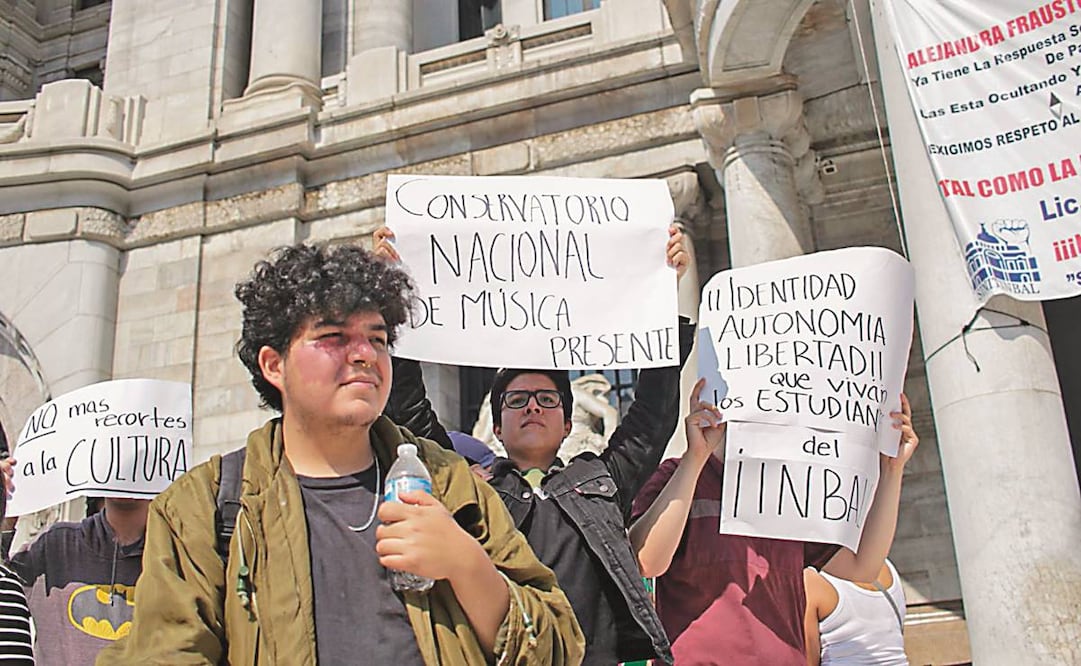 Fueron ocho las escuelas que se manifestaron afuera del Palacio de Bellas Artes