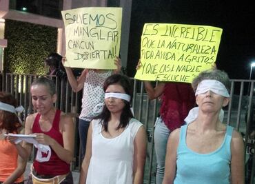 Protestan contra tala de manglares de Cancún