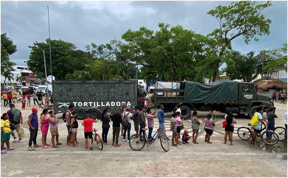 Militares apoyan a la población con cocinas móviles tras el paso del huracán Beryl. Foto: Valente Rosas/EL UNIVERSAL