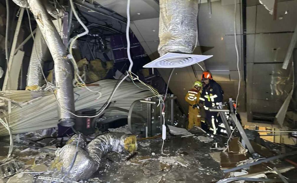 Departamento de Bomberos de Taichung, equipos de emergencias revisan los daños causados por una explosión en el centro de comercial Shing Kong Mitsukoshi, el 13 de febrero de 2025. Foto AP