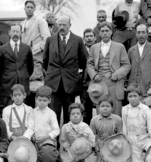 Federico Moye con varones en Guerrero, Chihuahua. Cortés Sotelo, Vicente. Foto: Archivo Fotográfico Manuel Toussaint (AFMT)