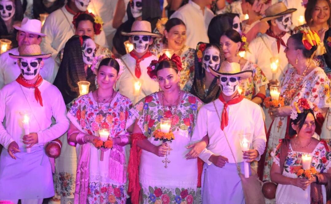 El tradicional “Paseo de las Ánimas” fue encabezado por la presidenta municipal Cecilia Patrón acompañada de su hija. Foto: Especial