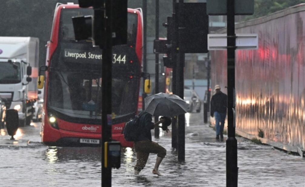 Inundaciones alcanzan a Londres; captan varias zonas anegadas en la ciudad