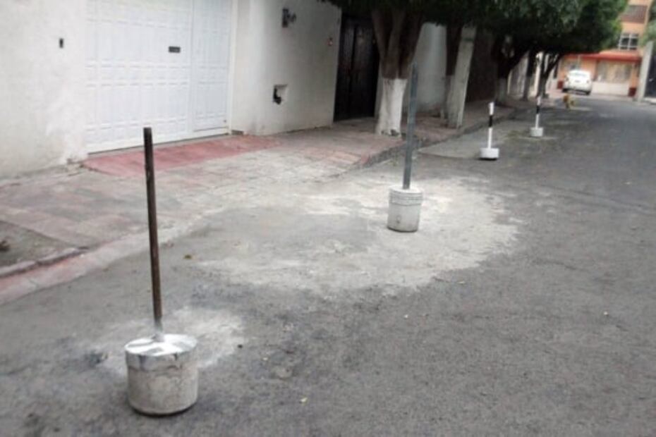 Multa por apartar lugares de estacionamiento con botes en la CDMX