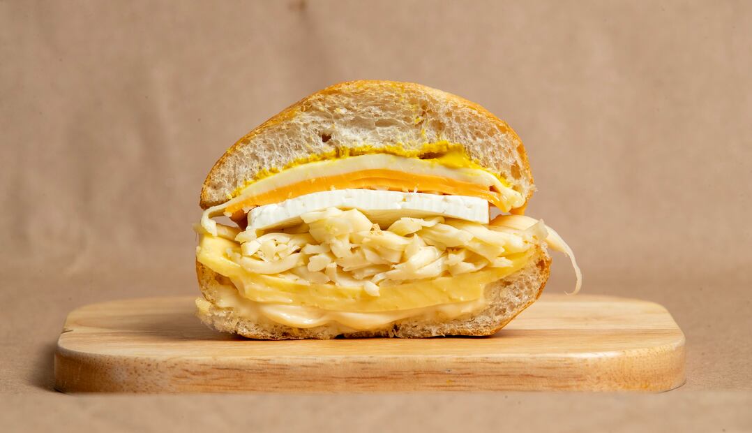 Torta de todo el queso que encuentres en tu refrigerador, alias "La Suiza".