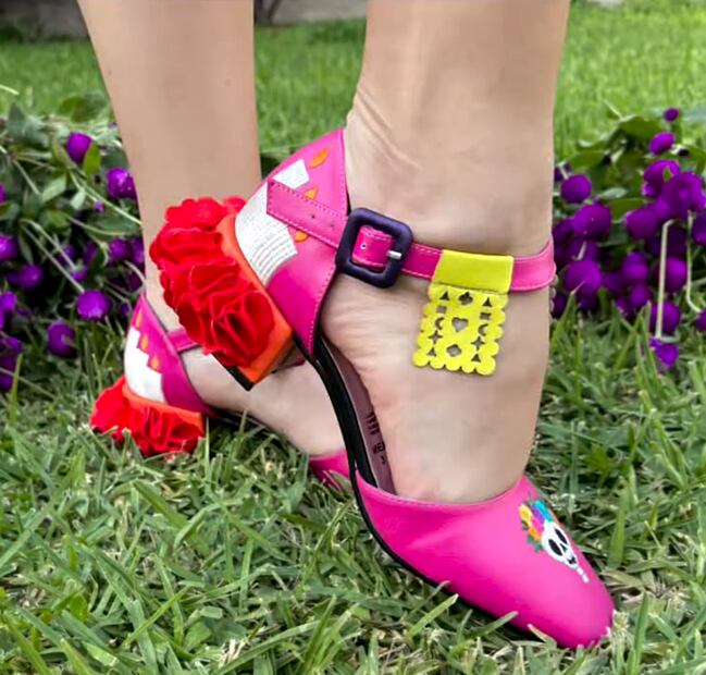 Zapatos de edición especial por Día de Muertos. Foto: Instagram @nuriaandreadisenoencalzado