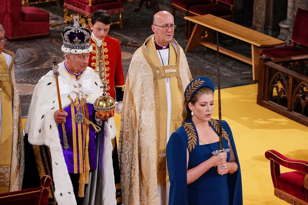 La Lord Presidenta del Consejo, Penny Mordaunt, sostiene la Espada del Estado caminando delante del Rey Carlos III durante su ceremonia de coronación en la Abadía de Westminster, Londres. Foto: AP