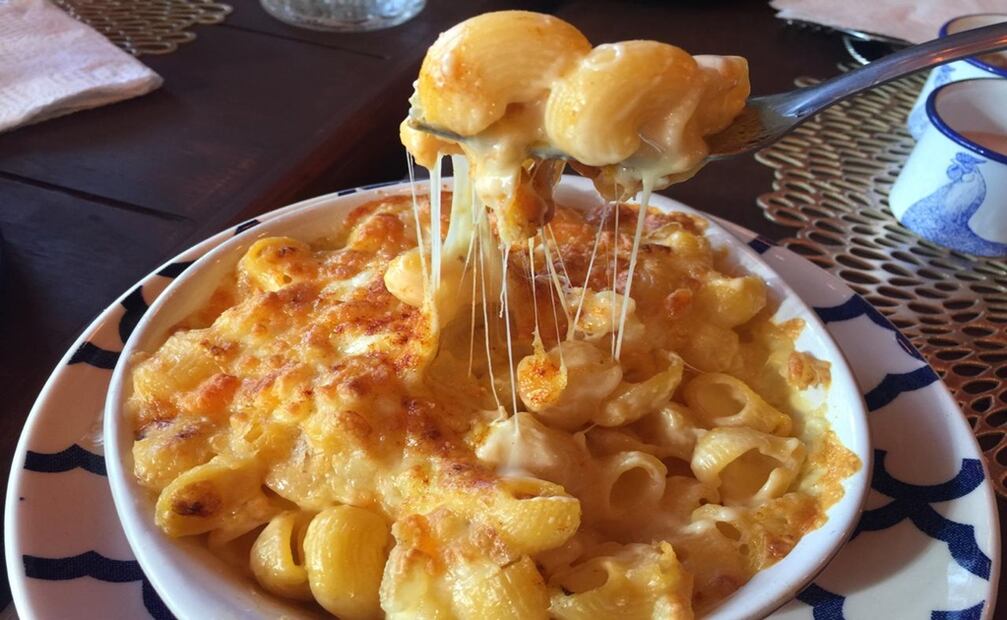 Like the La Juárez branch, Hot Mamma's Kitchen offers fried chicken, mac 'n cheese, and peach cobbler - Photo: Sofía Danis/EL UNIVERSAL in English 